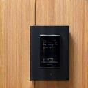 木製の壁に美しく埋め込まれたスマートホームのコントローラー
